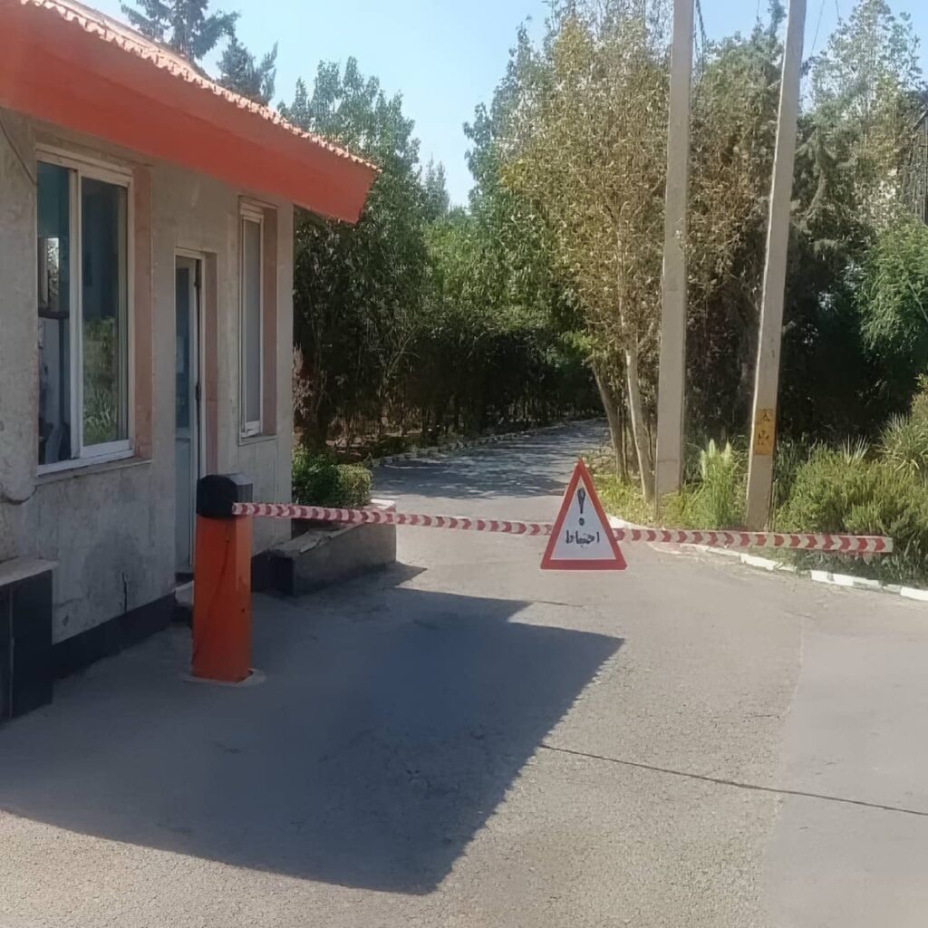 فتوسل راهبند ایمنی خودرو با قاب سفید مینیمال
