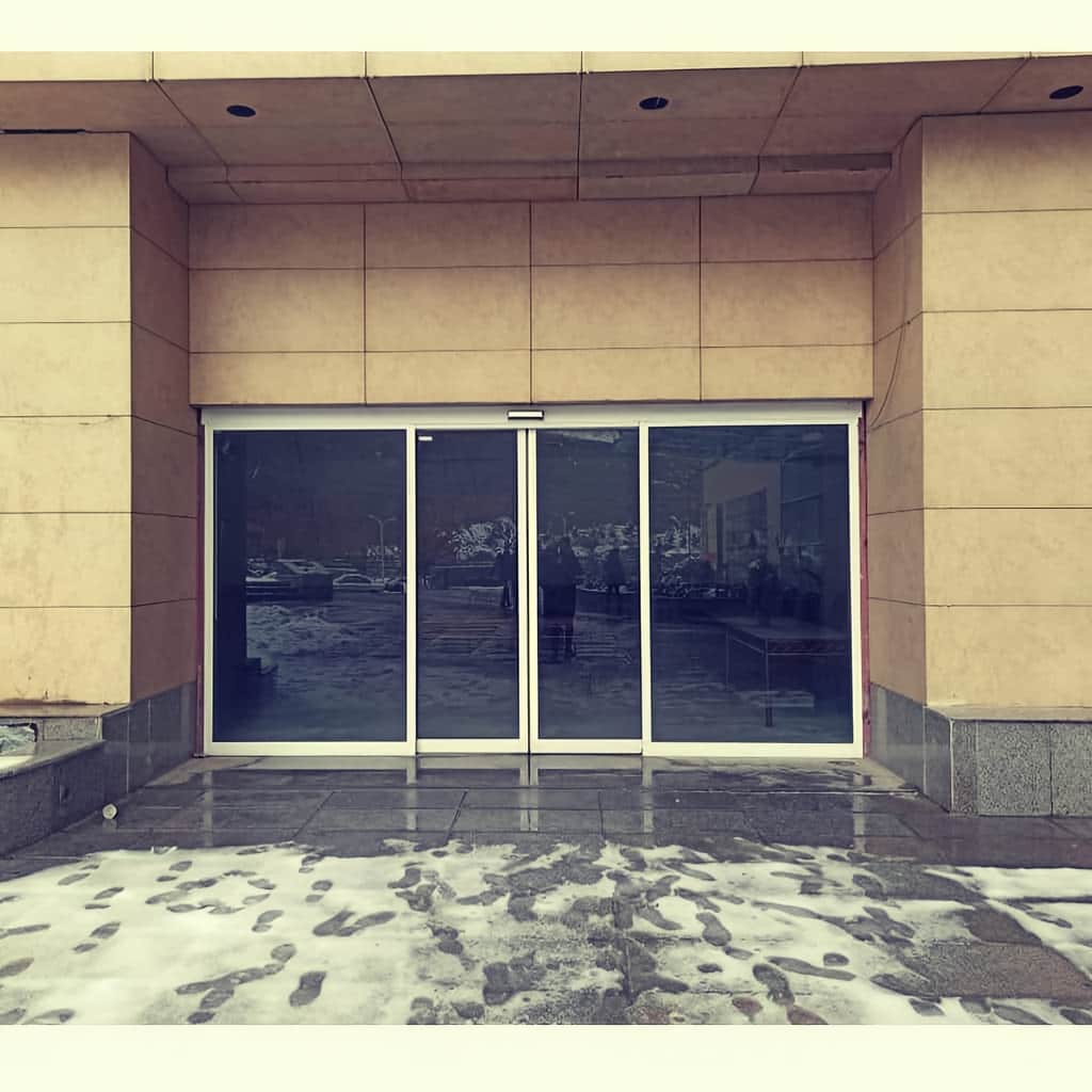 اجرای درب اتوماتیک شیشه ای مدرن فریم مشکی تلسکوپی اجرای درب اتوماتیک شیشه ای مدرن فریم مشکی تلسکوپی