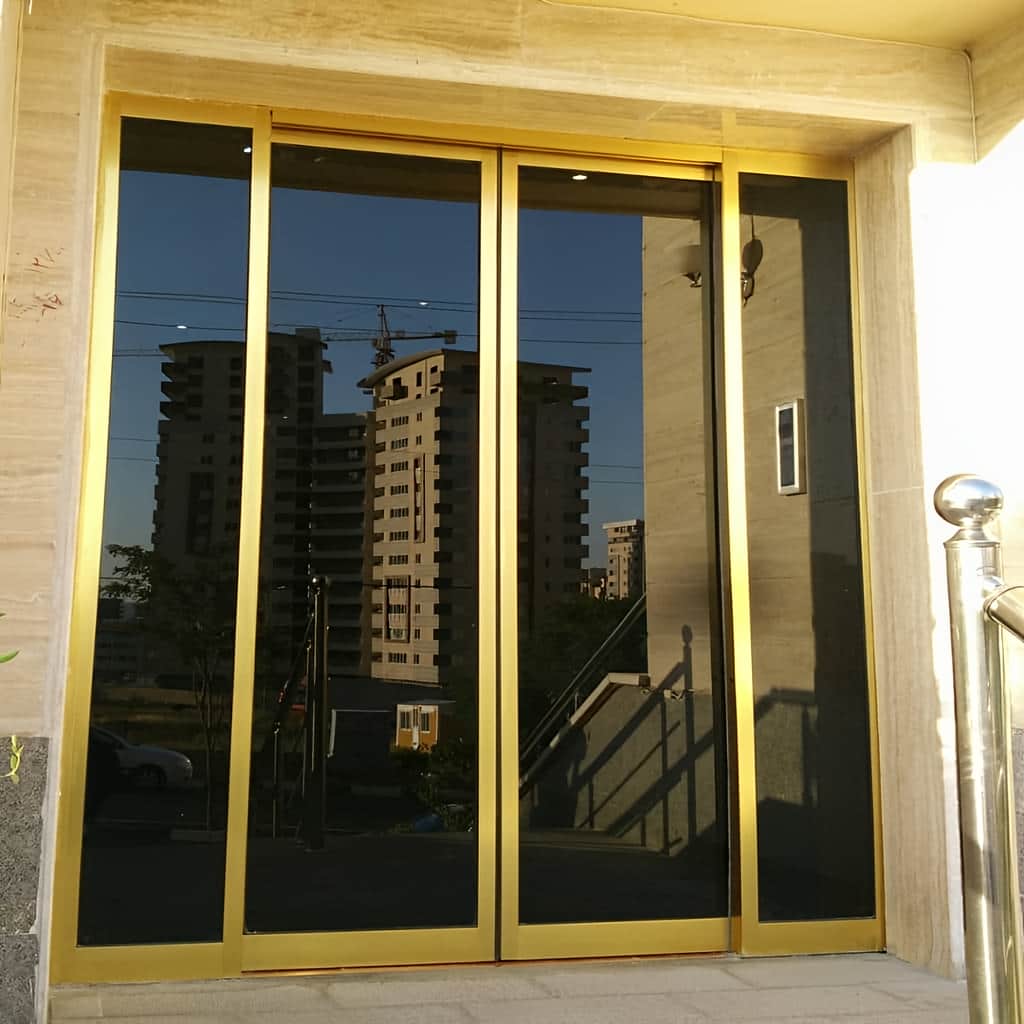 قیمت درب اتوماتیک شیشه ای کم صدا فریم مشکی