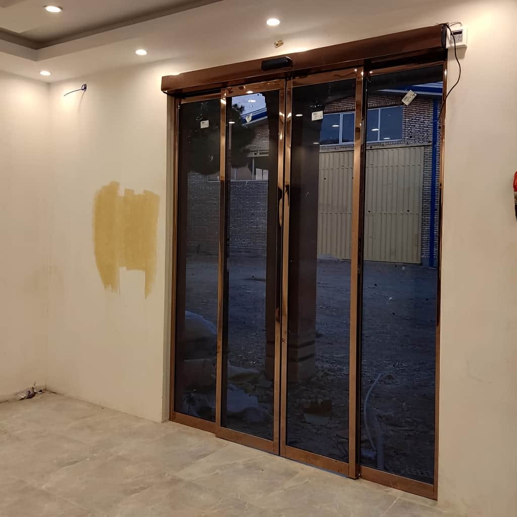 خدمات درب اتوماتیک شیشه ای تلسکوپی با نمای مینیمال