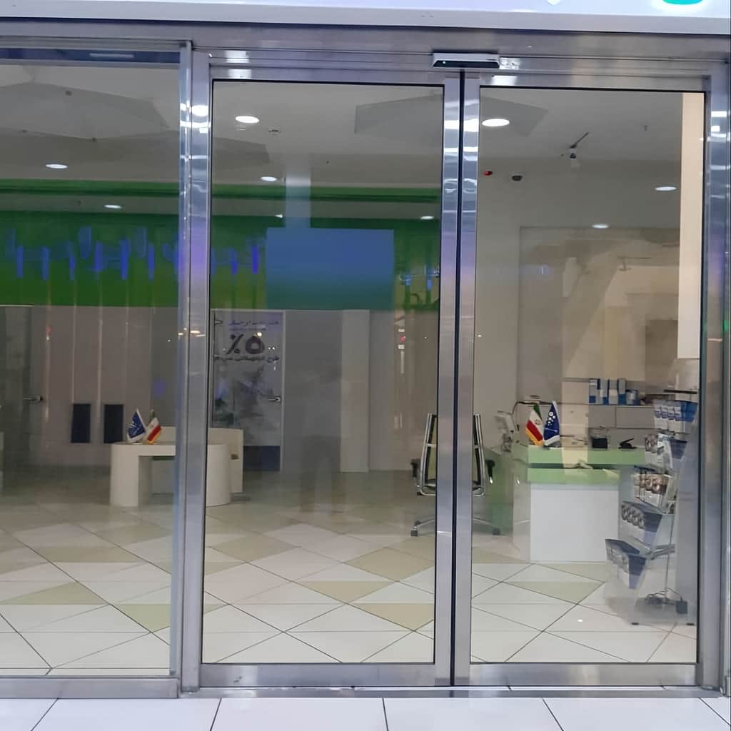 اجرای درب اتوماتیک شیشه ای موتور آرام فریم‌لس