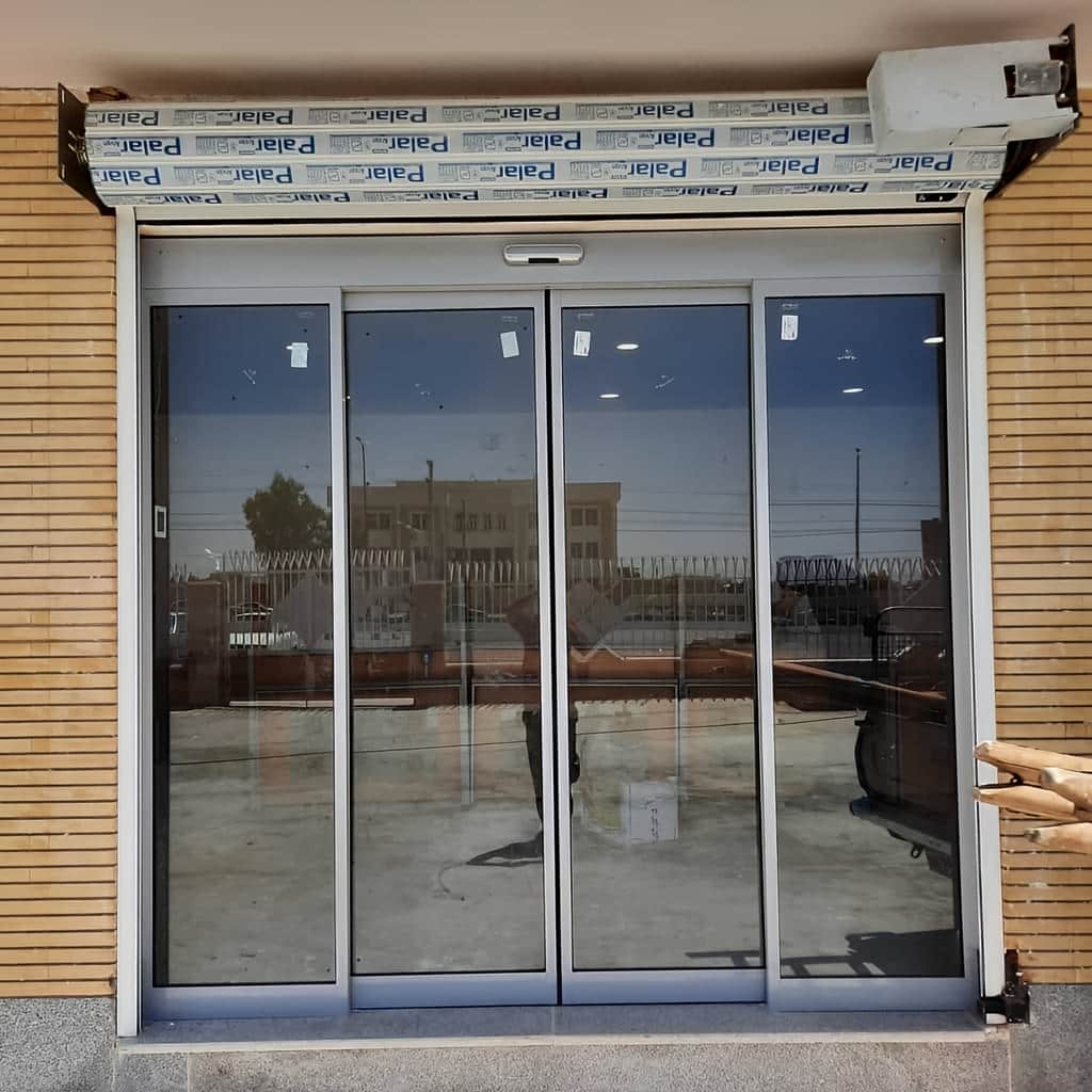 نصب درب اتوماتیک شیشه ای فریم مشکی با شیشه شفاف نصب درب اتوماتیک شیشه ای فریم مشکی با شیشه شفاف