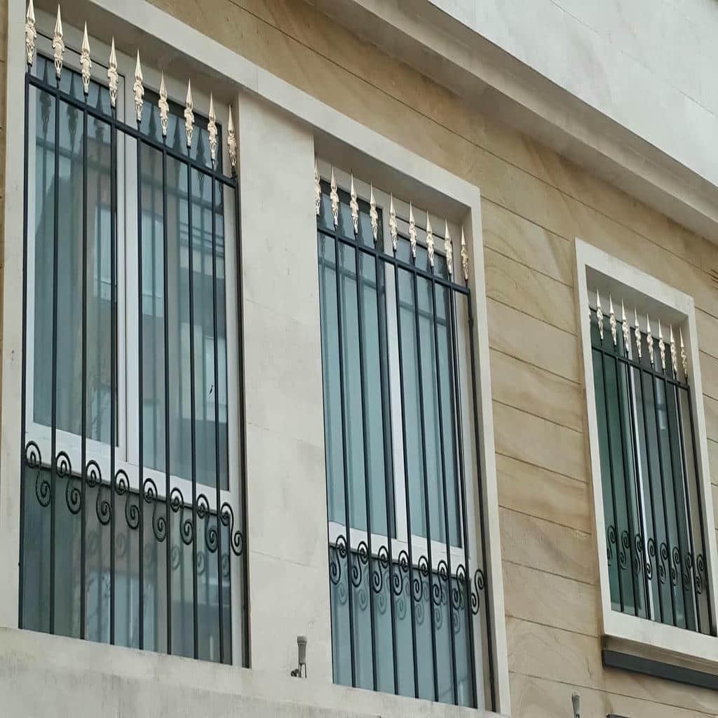 اجرای حفاظ پنجره شیک قاب دار روی نمای روشن