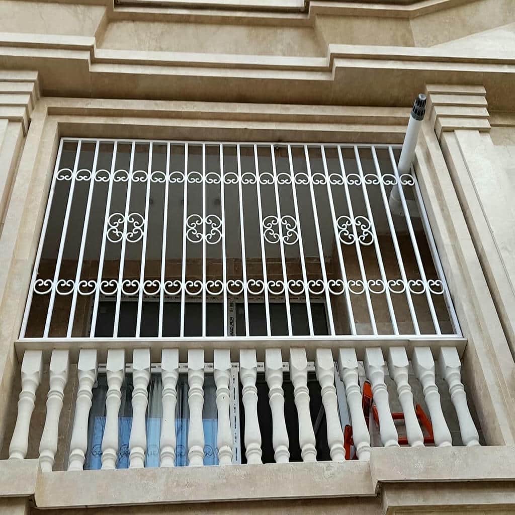 حفاظ پنجره آپارتمان طبقات پایین با بخش پایین متراکم