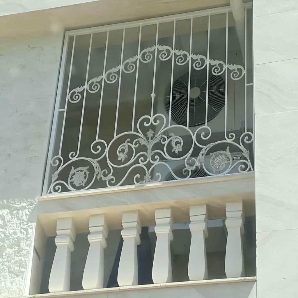 نرده پنجره فلزی شاسی دار قاب در قاب