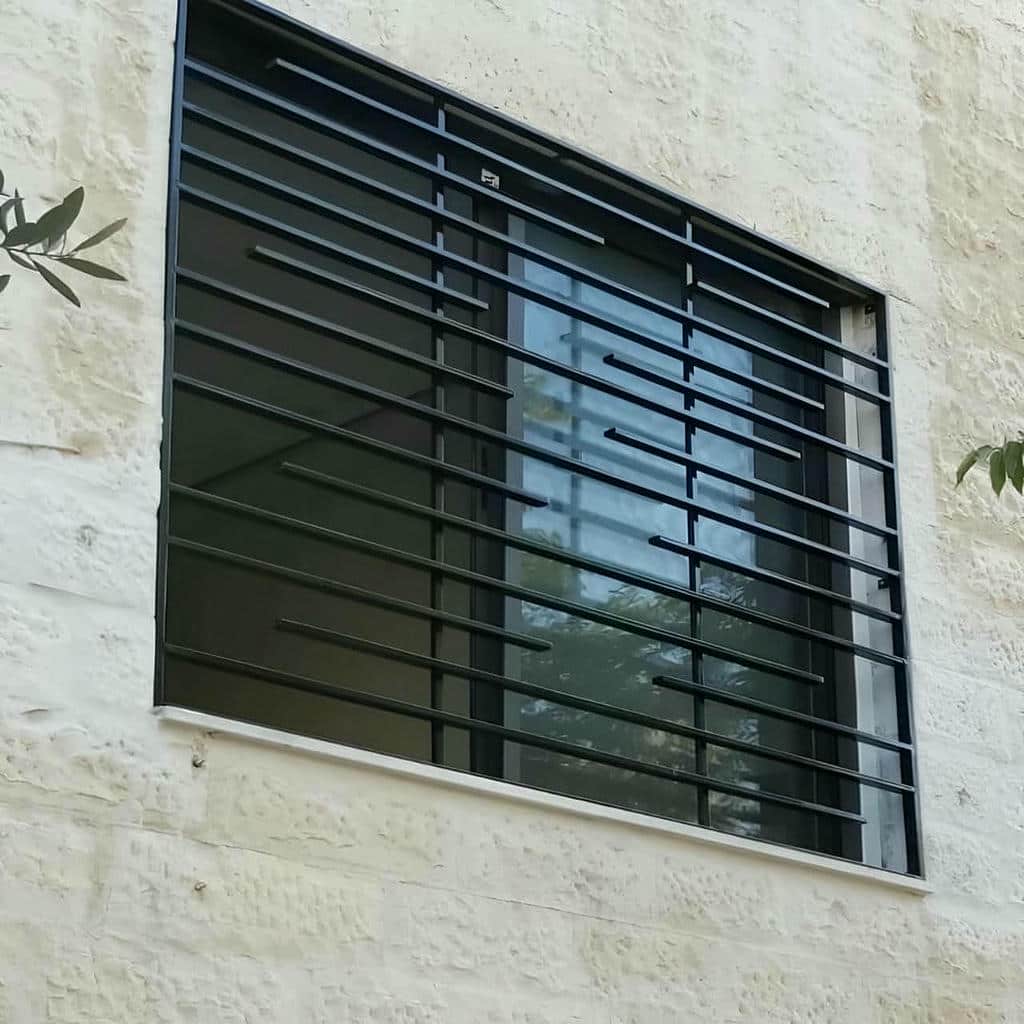 نرده پنجره فلزی شاسی دار با خطوط عمودی مینیمال