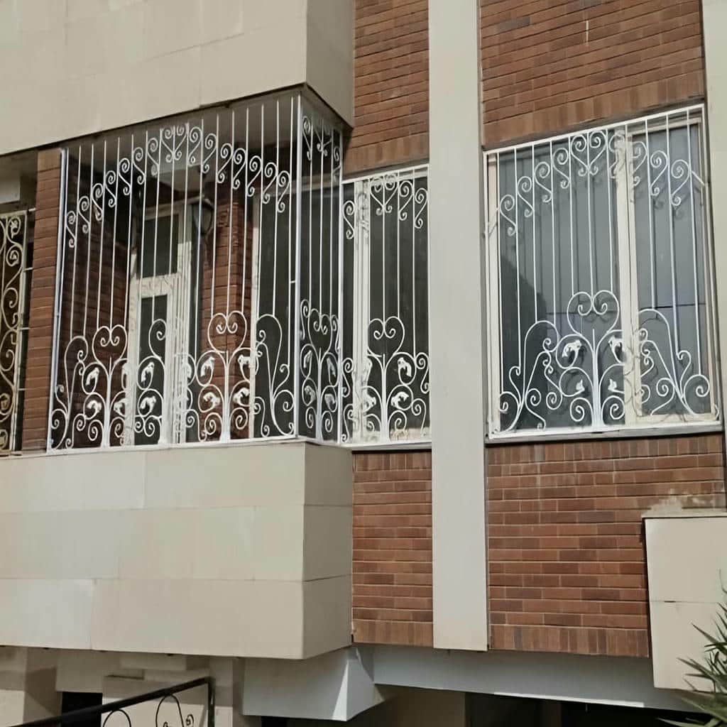 خرید حفاظ پنجره شیک قاب دار هماهنگ با نما