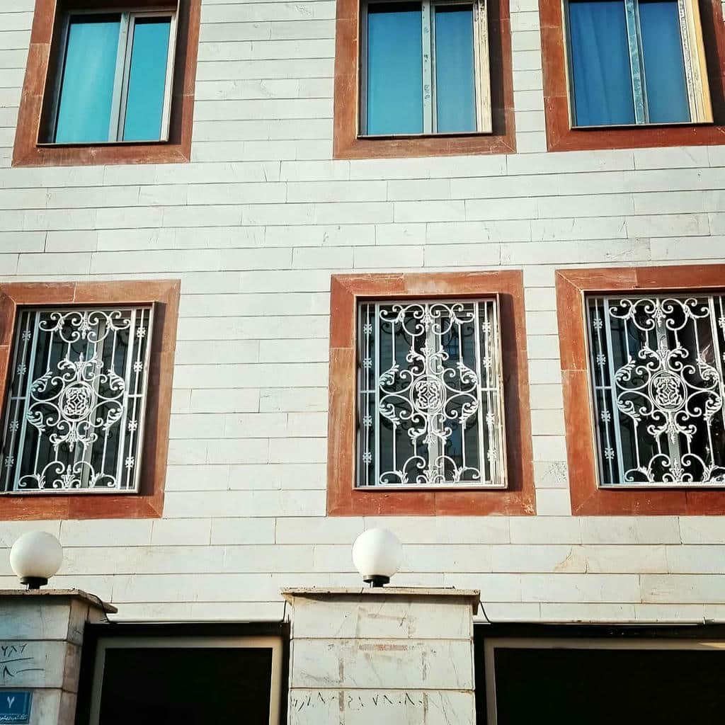 حفاظ پنجره آپارتمان طبقات پایین با شبکه مستطیلی