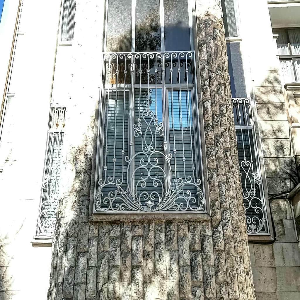 حفاظ پنجره فرفورژه گل نرده متقارن نمای کلاسیک حفاظ پنجره فرفورژه گل نرده متقارن نمای کلاسیک