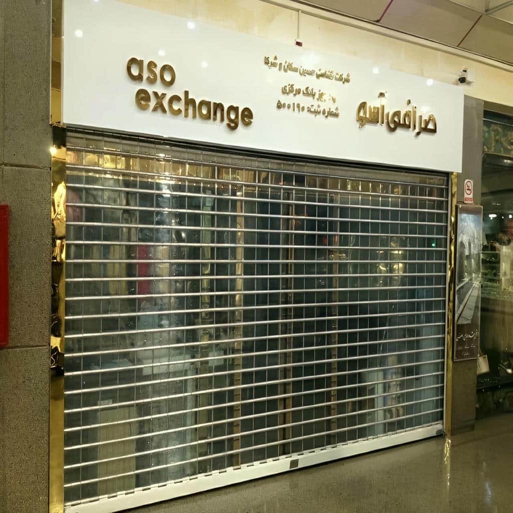 نصب کرکره برقی رنگی نمای فروشگاه با ریل هم‌رنگ