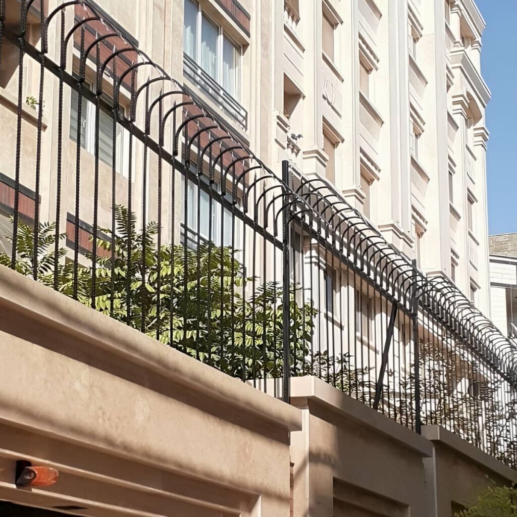 نصب حفاظ دیوار کلاسیک سرنیزه با خط تراز منظم