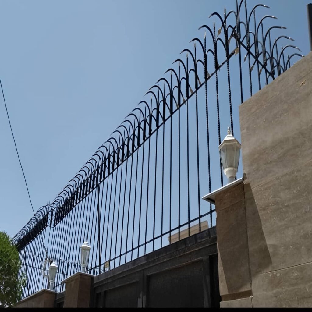 حفاظ دیوار کلاسیک سرنیزه با چیدمان تک‌ردیفه منظم
