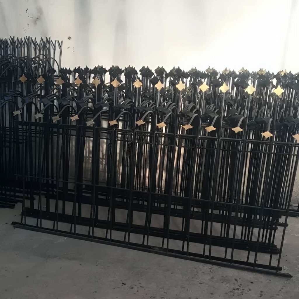 حفاظ سرنیزه ای دیوار حیاط با رنگ مشکی مات حفاظ سرنیزه ای دیوار حیاط با رنگ مشکی مات