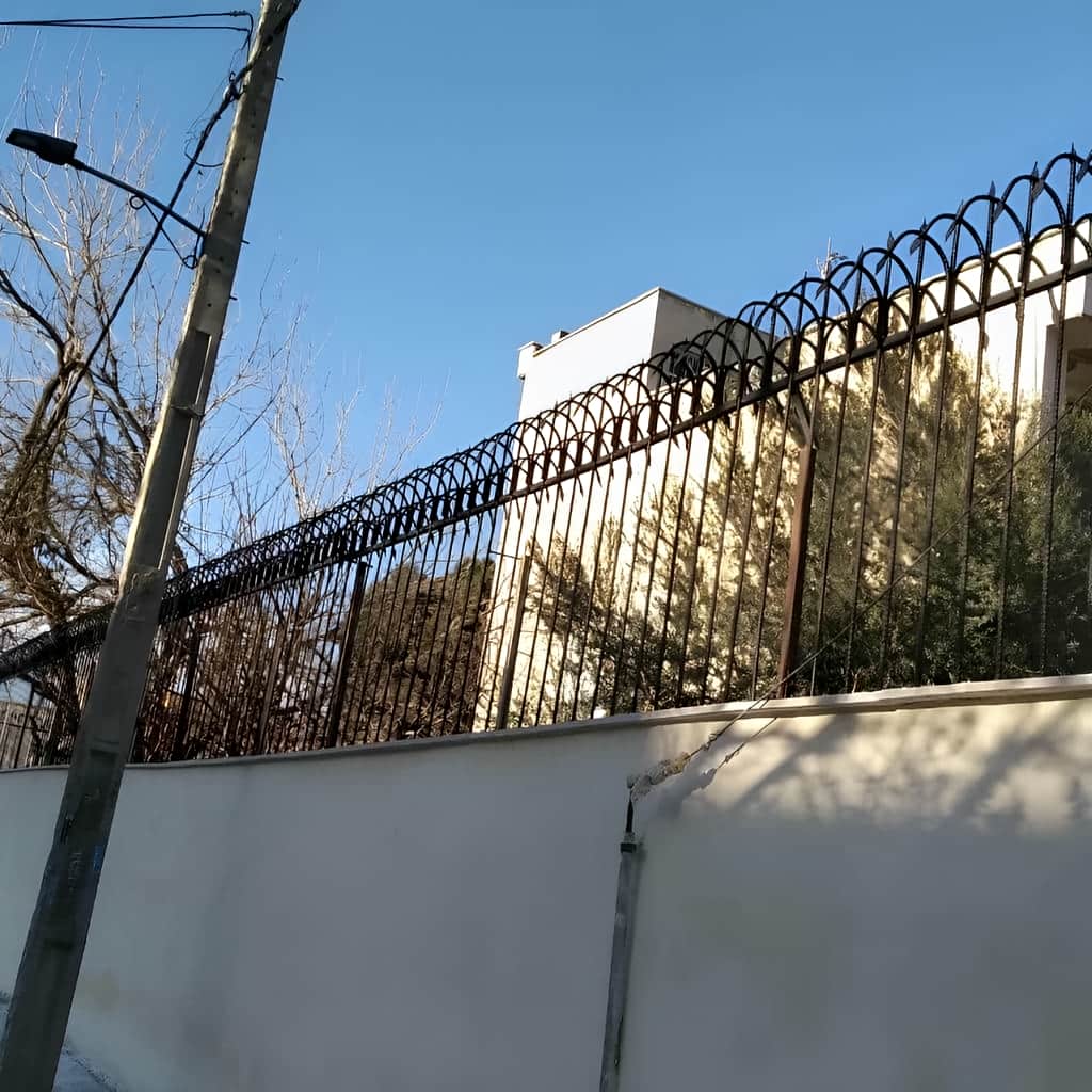 حفاظ سرنیزه ای دیوار حیاط با فرم خطی هماهنگ نمای مدرن حفاظ سرنیزه ای دیوار حیاط با فرم خطی هماهنگ نمای مدرن