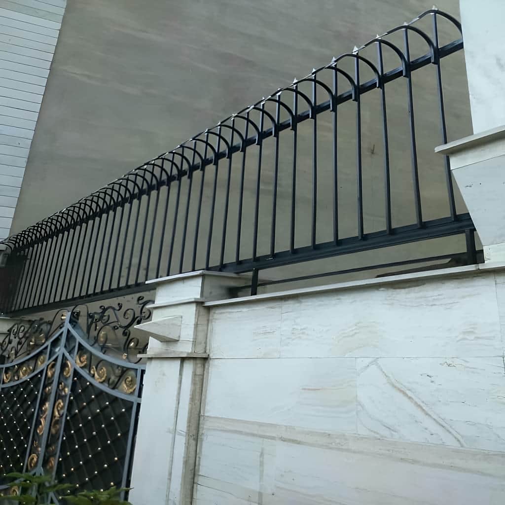 قیمت حفاظ دیوار کوتاه حیاط بر اساس مدل و تراکم