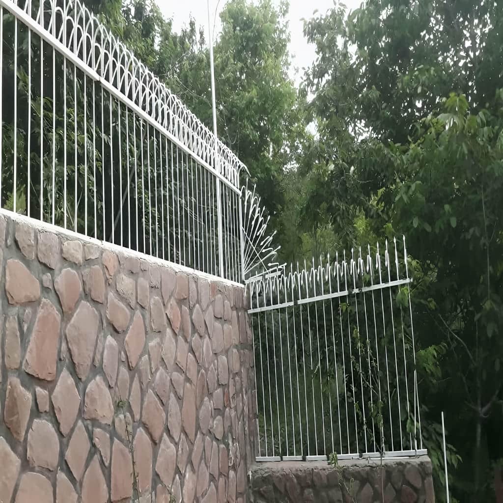 حفاظ سرنیزه ای دیوار حیاط با مدل سه‌شاخه کلاسیک