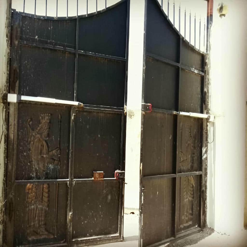 ساخت درب پارکینگ جک دار بازویی با پوشش چوب‌نما