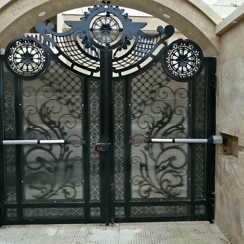 فروش درب پارکینگ جک دار بازویی با قاب مشکی فروش درب پارکینگ جک دار بازویی با قاب مشکی