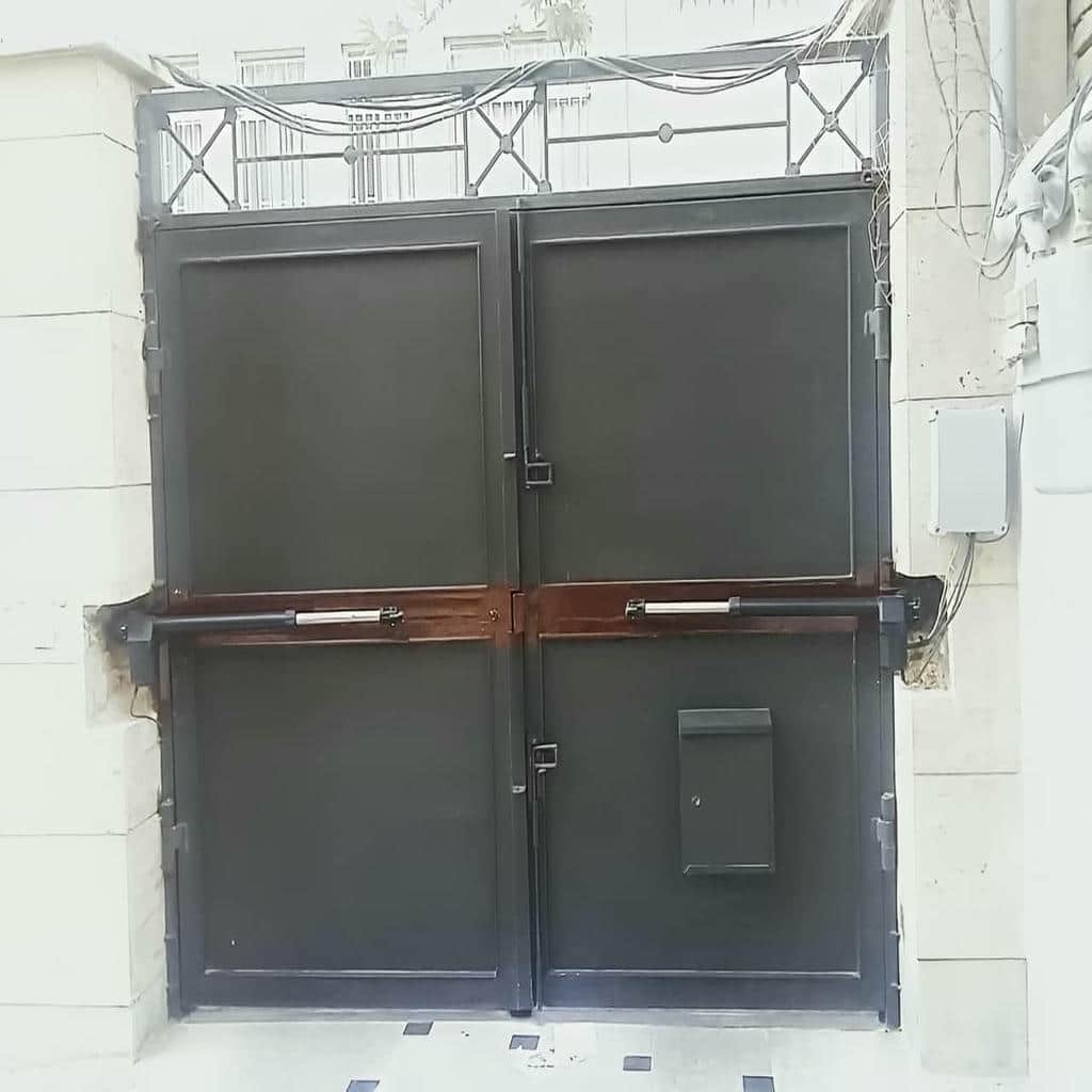 درب پارکینگ جک دار بازویی خاکستری برای نمای مینیمال درب پارکینگ جک دار بازویی خاکستری برای نمای مینیمال