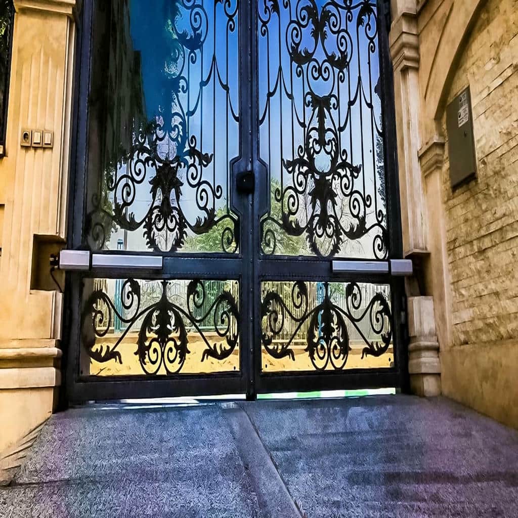 خدمات درب اتوماتیک ریلی حیاط برای نمای ورودی