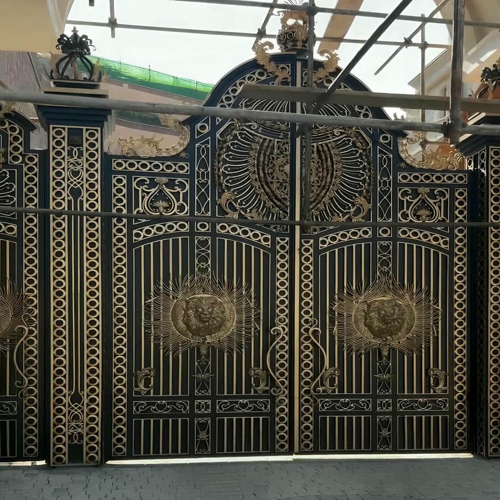 نصب درب پارکینگ کلاسیک کتیبه دار هماهنگ با سنگ نما نصب درب پارکینگ کلاسیک کتیبه دار هماهنگ با سنگ نما