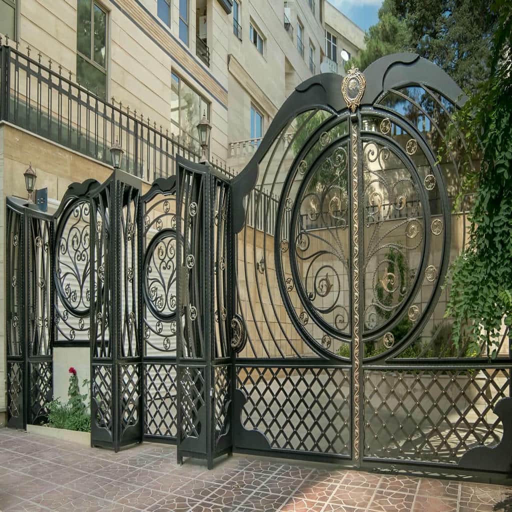 نمای مدرن درب پارکینگ عریض ماشین رو با خطوط افقی