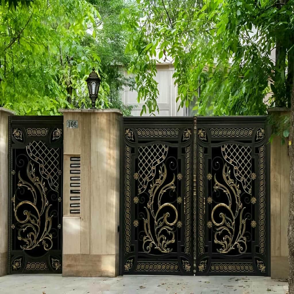 خرید درب ویلایی قاب دار محوطه هماهنگ با نمای ساختمان