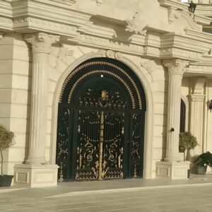 8 نمونه درب ویلایی فرفورژه نمای رومی