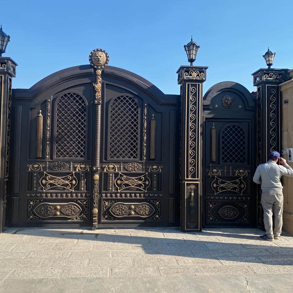 پانل برجسته درب حیاط برای نمای کلاسیک