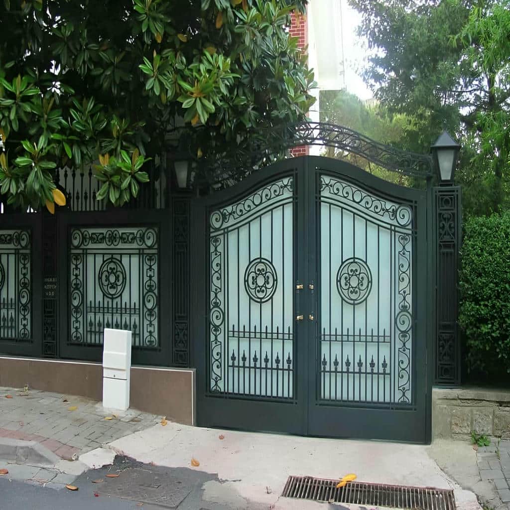مدل کلاسیک درب فلزی ورودی با فرفورژه و قاب سنگی