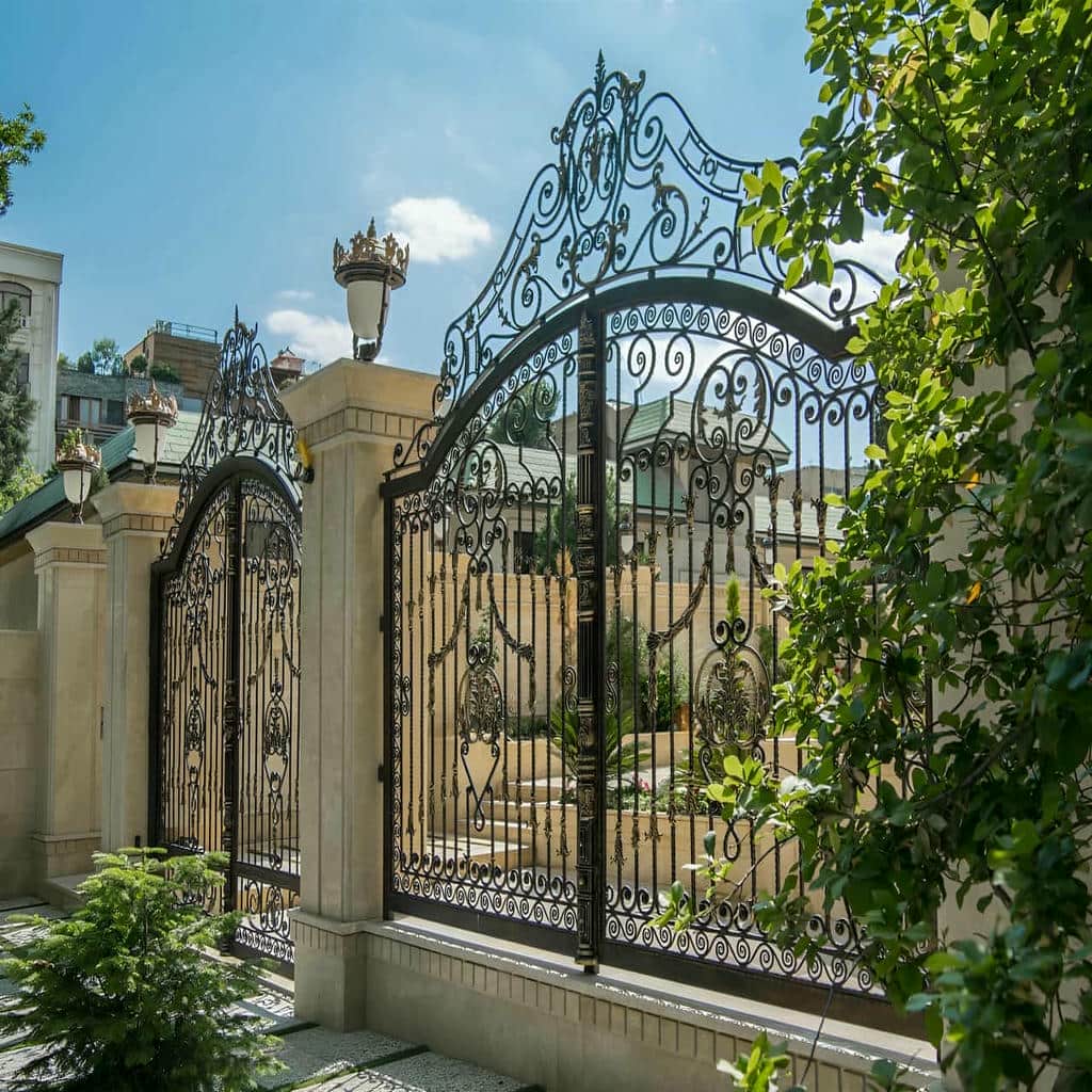 درب پارکینگ فلزی نمای ساختمان با قاب برجسته نئوکلاسیک درب پارکینگ فلزی نمای ساختمان با قاب برجسته نئوکلاسیک