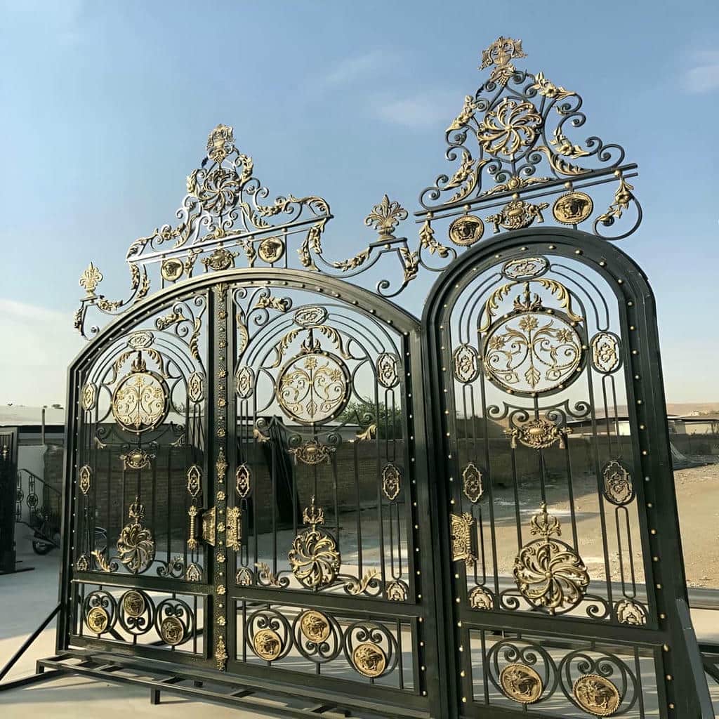 نصب درب پارکینگ لوکس ورودی ویلا هماهنگ با نمای سنگی نصب درب پارکینگ لوکس ورودی ویلا هماهنگ با نمای سنگی