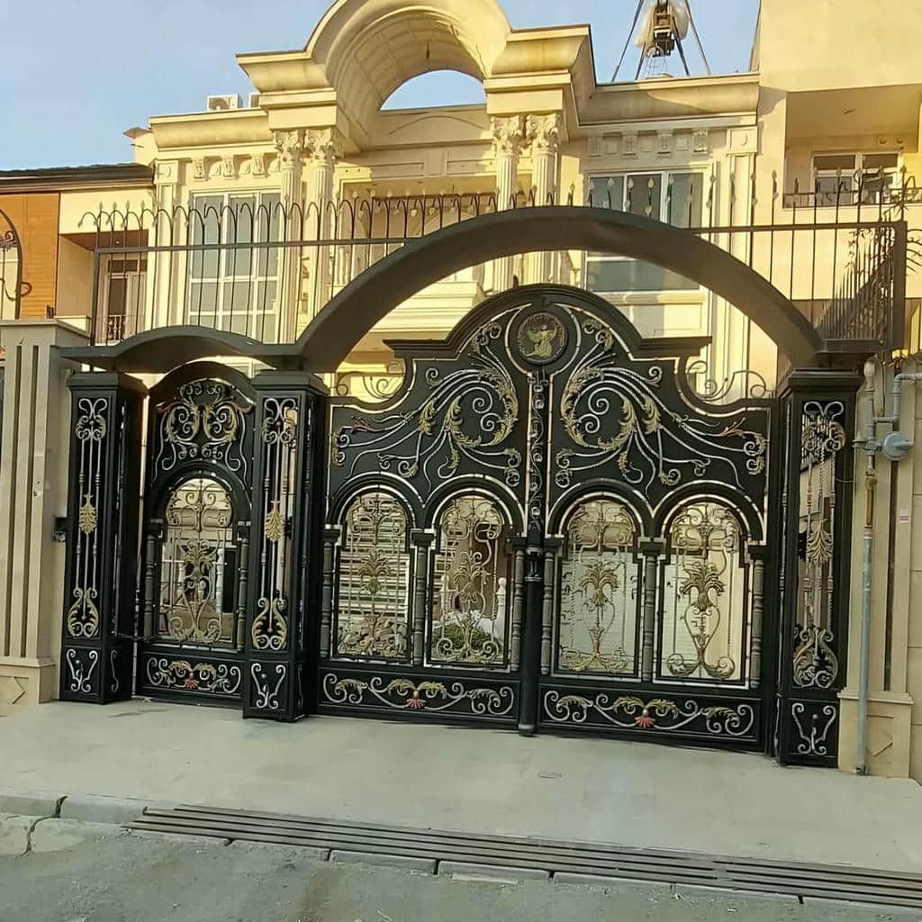 درب آهنی دو لنگه کلاسیک هماهنگ با نمای سنگی