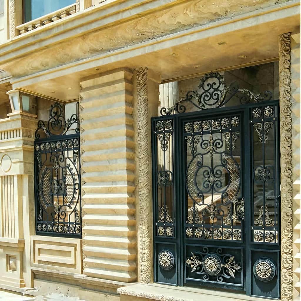 درب قاب دار ویلایی محوطه با حاشیه دوبل و نمای رسمی