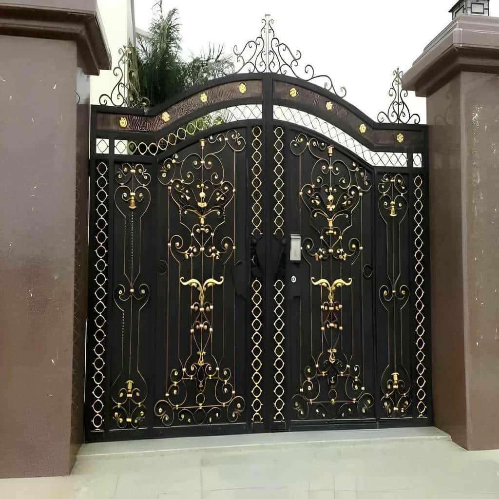 درب طرح چوب ورودی با پنل افقی و قاب مشکی