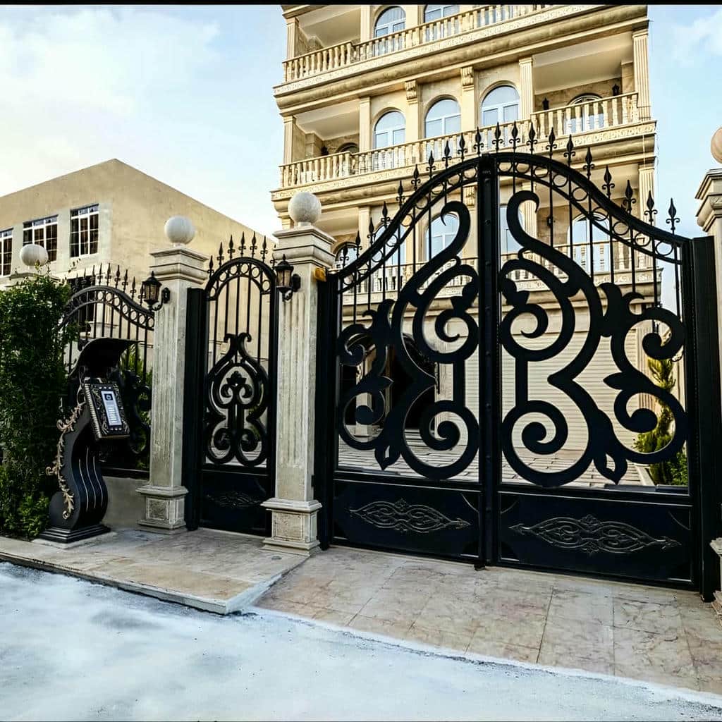 نمای مدرن با درب حیاط مشبک نورگیر عمودی