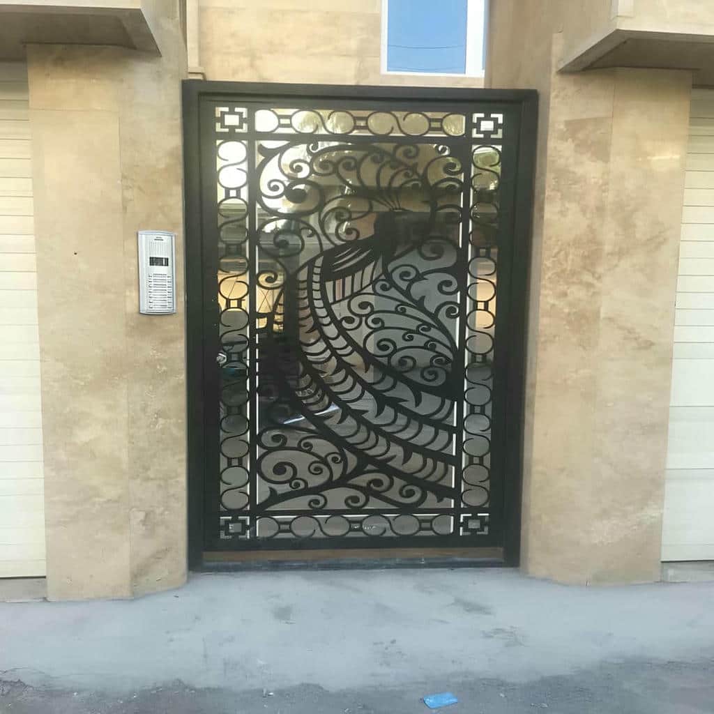 درب ویلایی نفررو کنار پارکینگ با طرح چوب گردویی درب ویلایی نفررو کنار پارکینگ با طرح چوب گردویی
