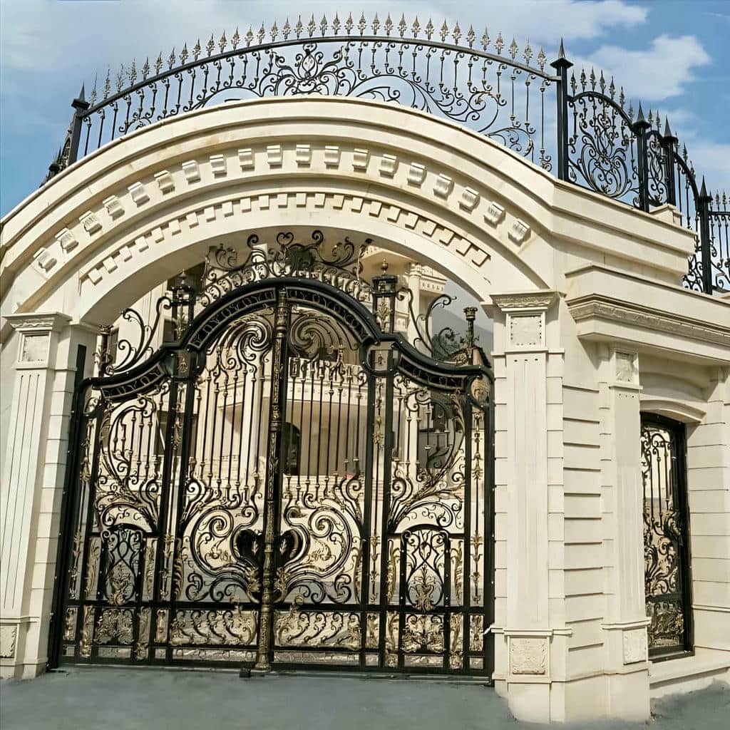 نمای درب پارکینگ فرفورژه نمای رومی با تاج مرکزی نمای درب پارکینگ فرفورژه نمای رومی با تاج مرکزی