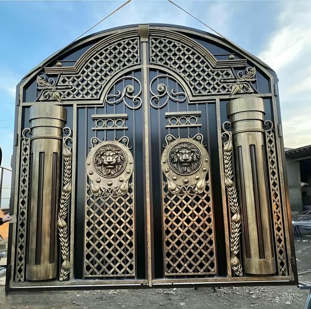 درب کتیبه‌دار کلاسیک با نقش اسلیمی و رنگ مشکی