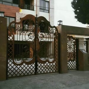 8 طرح درب ویلایی ماشین رو عریض