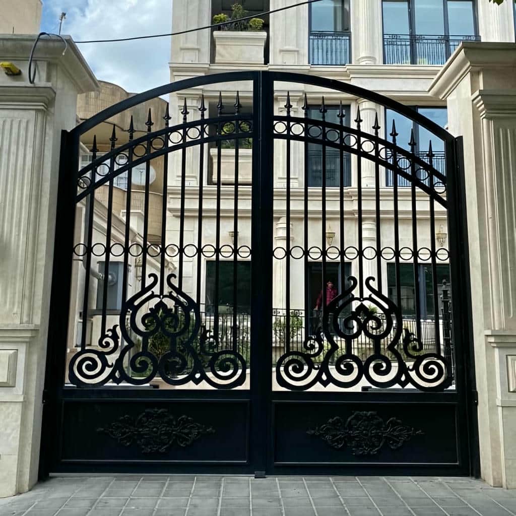 قیمت درب پارکینگ ویلا ماشین رو با طرح سفارشی