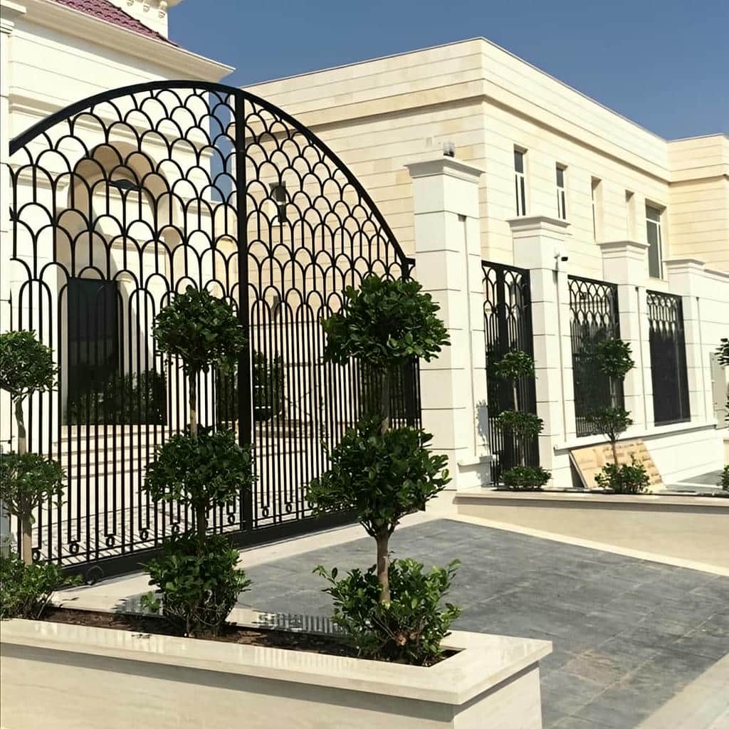 خرید درب حیاط فرفورژه نمای رومی متناسب با ستون‌ها