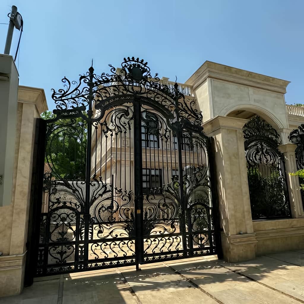 سفارش درب پارکینگ ساختمان چند واحدی با پنل نیمه‌مشبک