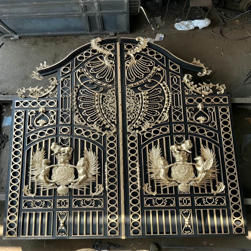 طرح کلاسیک درب پارکینگ حیاط لولایی با قاب متقارن