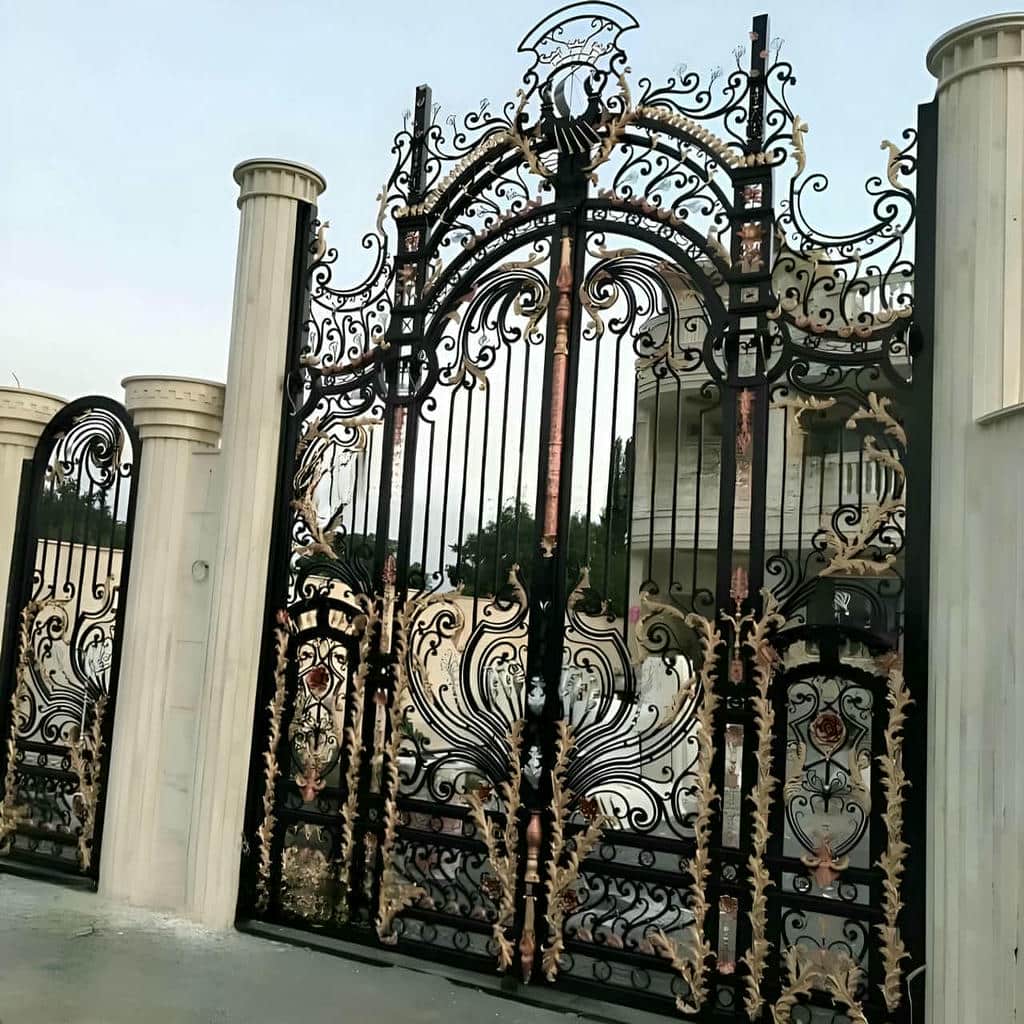 درب پارکینگ CNC پنل فلزی با نقش گیاهی هماهنگ با محوطه