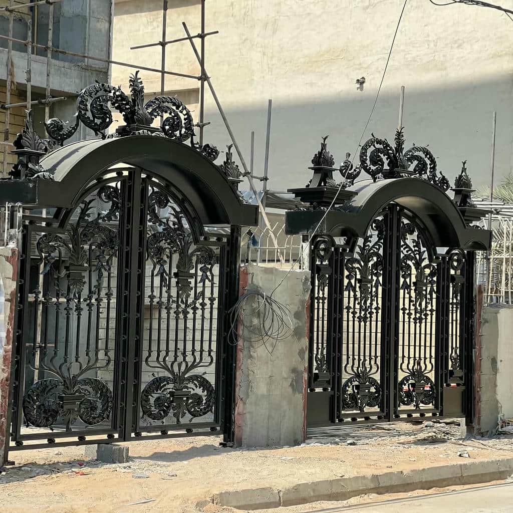 خرید درب پارکینگ مدرن پنل مشبک با رنگ مات خرید درب پارکینگ مدرن پنل مشبک با رنگ مات