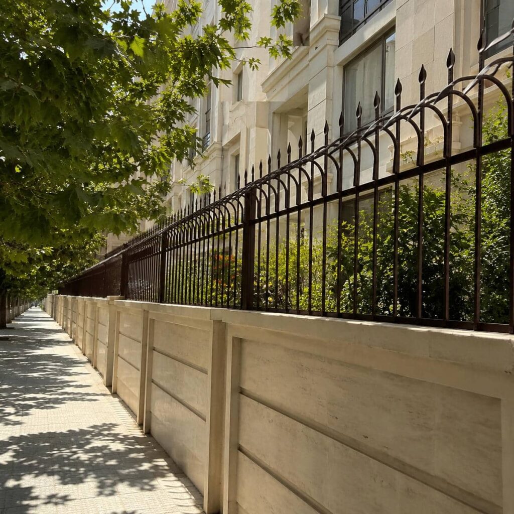 حفاظ دیوار مدرن خطی با ریتم پلکانی نما