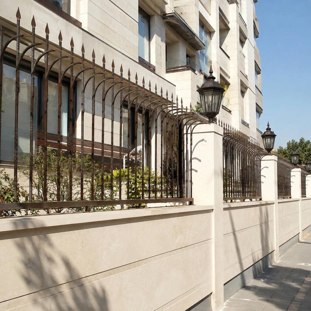 اجرای حفاظ دیوار سیم خاردار ترکیبی روی تاج دیوار