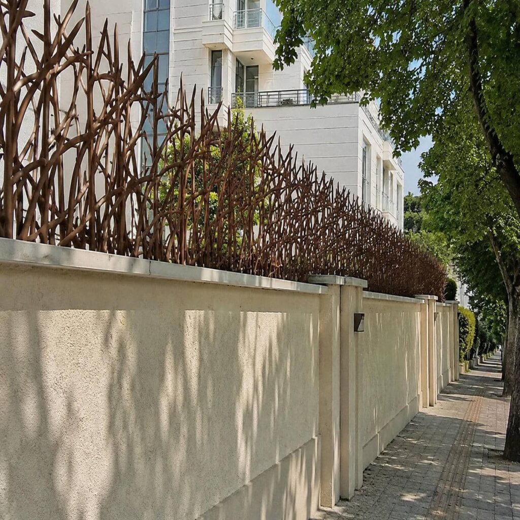 خرید حفاظ دیوار ویلا نمای سنگی هماهنگ با دروازه