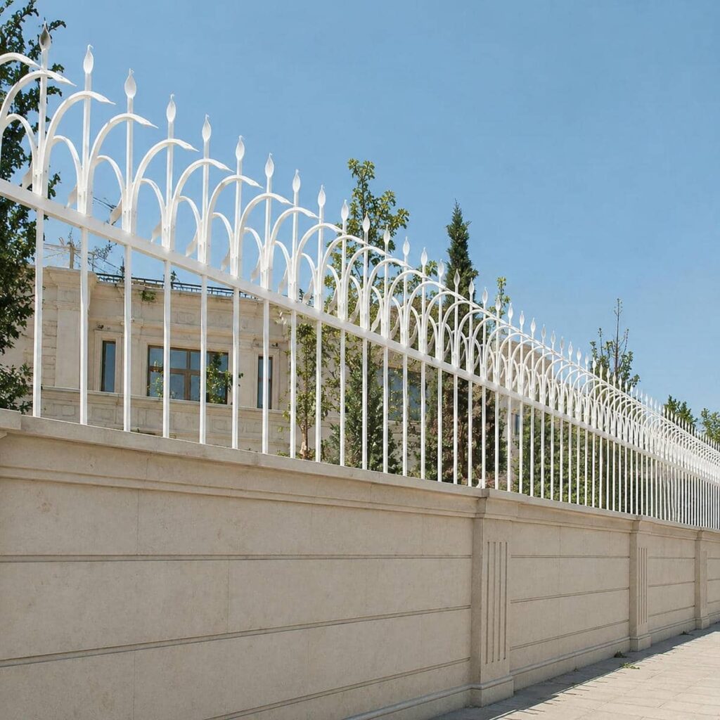 حفاظ دیوار سیم خاردار ترکیبی با خطوط موازی منظم